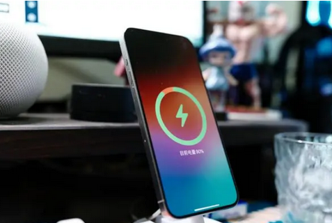 固镇苹果15换屏服务分享用什么充电器给iPhone15充电更好 